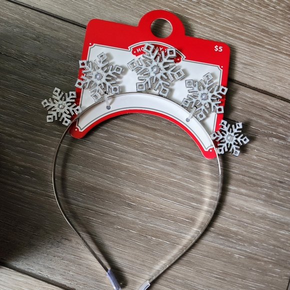 Holiday hair accessories and fuzzy socks  gift bundle - Picture 10 of 16